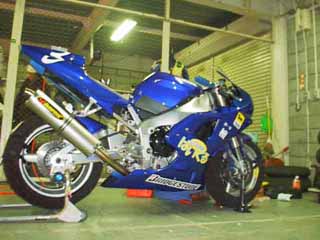 YAMAHA R-1